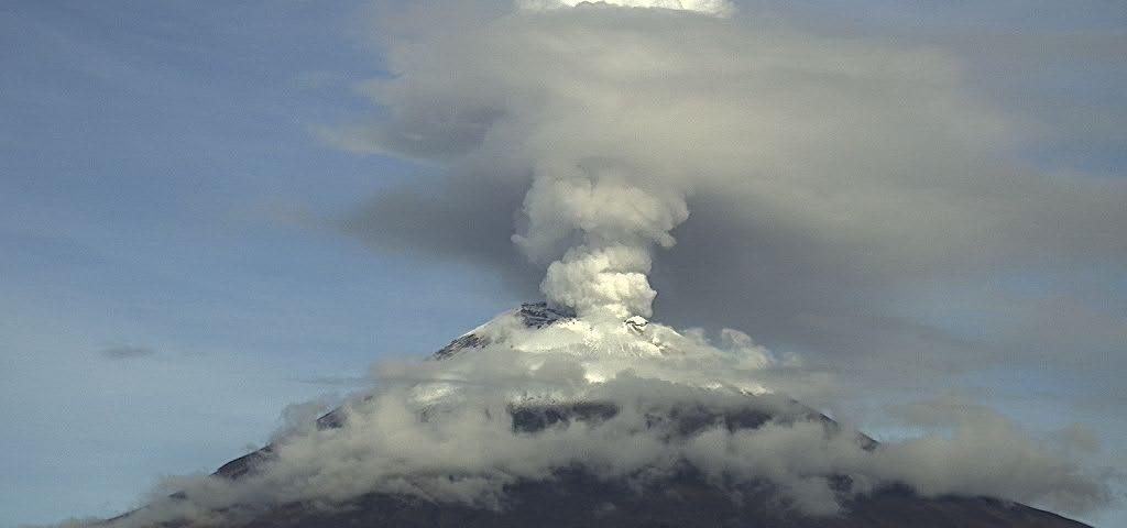 Registra tres explosiones del Popocatépetl
